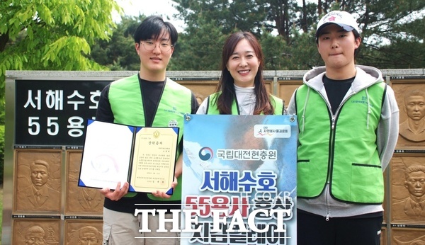 어머니 조선희(사진 가운데) 씨를 따라 봉사를 시작한 봉사 새내기 배재대학교 2학년 오병택(사진 왼쪽) 군과 형 오형택(오른쪽) 씨. /선치영 기자