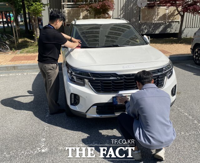 상반기 체납세 특별징수기간에 자동차세 체납 차량의 번호판을 영치하고 있는 모습. /전주시