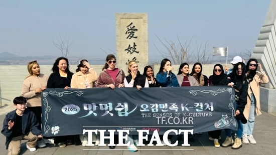 지난 4월 경기 김포시 애기봉평화생태공원을 찾은 주한 외국인 영상 크리에이터 및 온라인 커뮤니티 운영자 등 외국인 인플루언서들이 기념 촬영을 하고 있다. /김포시