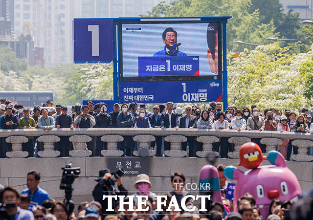 이재명 후보 출정식 지켜보는 지지자들.