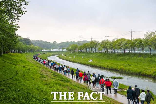 당진시 당진3동이 10일 당진하수종말처리장 공원에서 제6회 탄소중립 이팝나무길 가족사랑 걷기 행사를 개최했다. /당진시