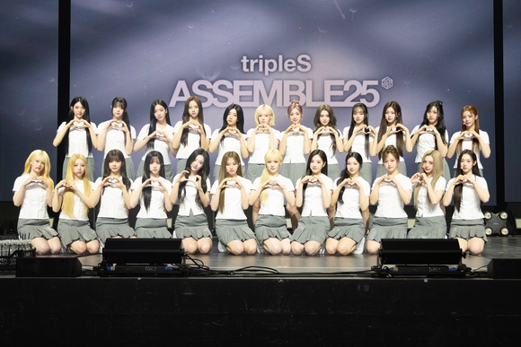 그룹 트리플에스가 12일 오후 4시 50분 서울 용산구 블루스퀘어 SOL트래블홀에서 두 번째 정규 앨범 ASSEMBLE25(어셈블25) 발표 쇼케이스에 참석해 포즈를 취하고 있다. /모드하우스