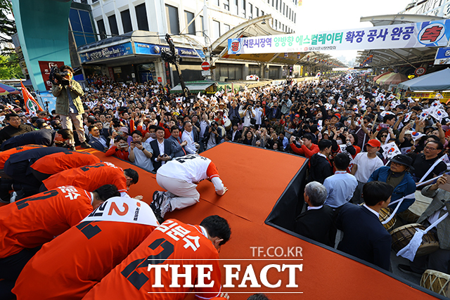 김 후보가 12일 오후 대구 중구 서문시장을 방문해 시민들에게 큰절하고 있다. /대구=박헌우 기자