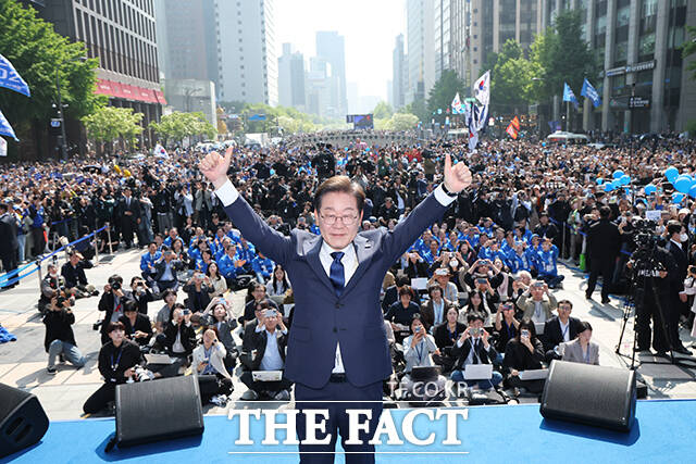 이재명 더불어민주당 대선 후보가 12일 오전 서울 중구 청계광장에서 열린 제21대 대통령 선거 출정식에 참석해 두 팔을 번쩍 들어올리며 기념사진 촬영을 하고 있다. /배정한 기자