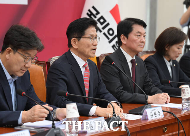 김문수 국민의힘 대선 후보가 10대 공약 중 첫번째로 기업하기 좋은 나라, 일자리 창출을 약속했다. 사진은 김 후보가 11일 오후 서울 여의도 국회에서 열린 중앙선거대책위원회 회의에 참석해 모두 발언하는 모습. /이새롬 기자