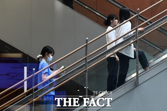 김홍순 의대교육지원관(국장)은 12일 정례브리핑에서 내년 수업을 들어야 할 1학년 수는 최대 6100명으로 우려했던 만큼의 규모는 아니다라고 말했다. 사진은 서울시내 한 대학병원. / 서예원 기자