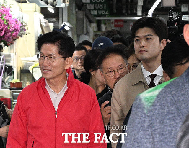 더불어민주당은 12일 국민의힘을 향해 후보 이름도 없는 피켓과 선거 운동복을 착용한 선거 운동원들이 돌아다니고, 현수막도 유세차로 실종됐다고 한다고 비판했다. 사진은 김문수 국민의힘 대선 후보. /박헌우 기자