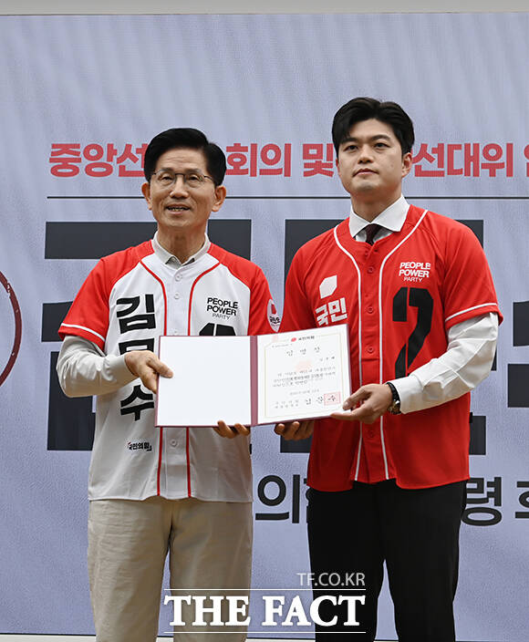 김문수 국민의힘 대선 후보(왼쪽)가 12일 오전 서울 영등포구 여의도 국민의힘 중앙당사에서 열린 중앙선대위 임명장 수여식에서 김용태 의원에게 임명장을 수여한 뒤 기념사진을 찍고 있다. /여의도=박헌우 기자