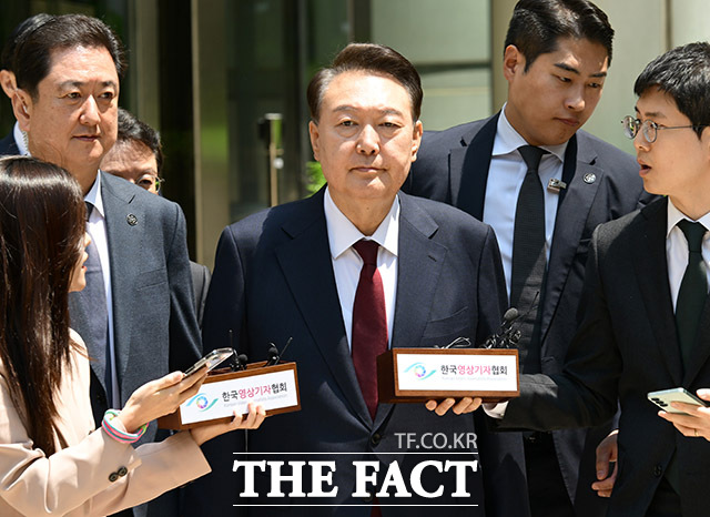 12·3 비상계엄을 수사하고 있는 경찰이 대통령경호처와 윤석열 전 대통령 등의 내란 혐의를 입증할 핵심 증거로 꼽히는 비화폰(보안처리된 전화기) 서버에 대한 복원 작업에 착수했다. 사진은 12·3 비상계엄 사태와 관련해 내란 우두머리 혐의 등으로 기소된 윤석열 전 대통령이 12일 서울 서초구 서울중앙지방법원에서 열린 3차 공판에서 오전 공판을 마치고 법원을 나서고 있는 모습./사진공동취재단