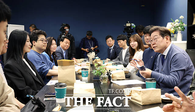 이재명 더불어민주당 대선 후보(오른쪽)가 제21대 대통령선거 공식 선거운동이 시작된 12일 경기 성남시 분당구 판교역 인근 미팅룸에서 열린 K-혁신 브라운백 미팅에서 IT 개발자들과 대화하고 있다. /국회사진취재단