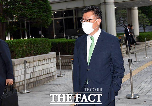 회삿돈으로 비자금을 조성한 혐의로 재판에 넘겨진 장원준 전 신풍제약 대표에게 실형이 확정됐다. 장 전 대표가 지난해 5월 서울 서초구 서울지방법원에서 열린 항소심 재판을 마친 뒤 법원을 나서고 있다. /임영무 기자