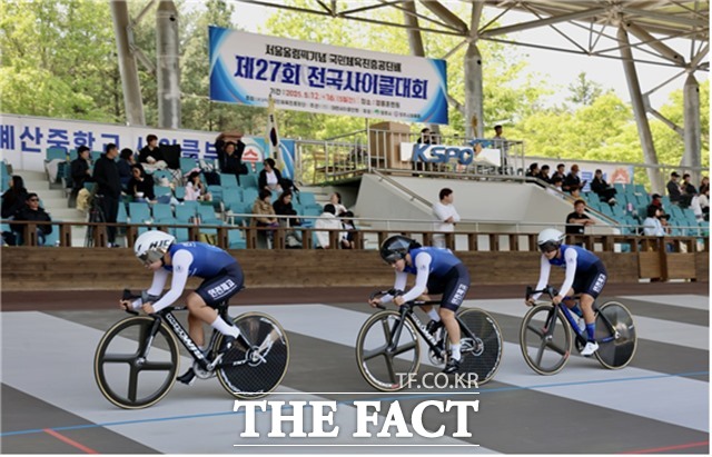 서울올림픽기념국민체육진흥공단 배 제27회 전국 사이클대회에 출전한 선수들이 힘차게 페달을 밟으며 경주를 펼치고 있다./국민체육진흥공단
