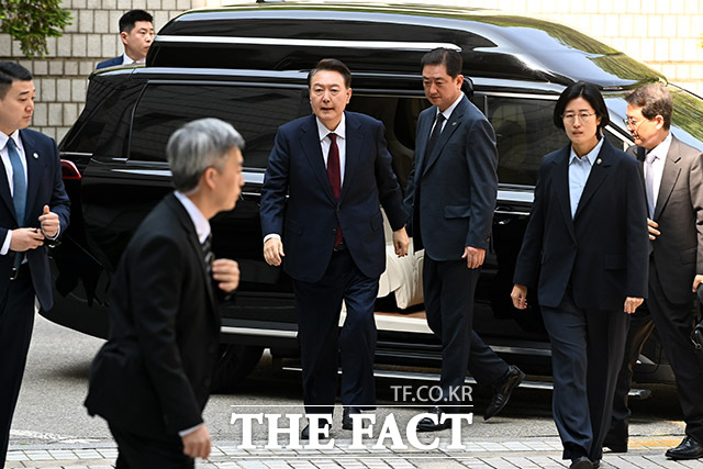 12.3 비상계엄 사태와 관련해 내란 우두머리 혐의 등으로 기소된 윤석열 전 대통령이 12일 오전 서울 서초동 서울중앙지법에서 열린 3차 공판에 출석하고 있다. /사진공동취재단