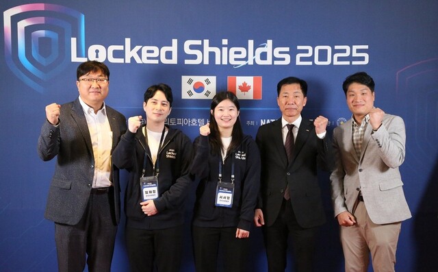 강세훈 한국서부발전 기획본부장(오른쪽 두번째)과 조현 서부발전 정보보안실장(왼쪽 첫번째) 등이 지난 5~9일 경기 성남 밀리토피아호텔에서 열린 나토 주관 락드쉴즈(Locked Shields) 2025에 참여해 기념촬영을 하고 있다. /한국서부발전
