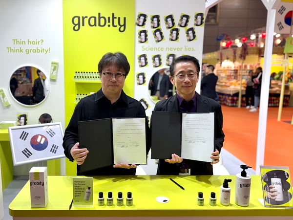 롯데홈쇼핑이 지난 11일 프랑스 파리 포르트 드 베르사유 전시장에서 폴리페놀팩토리와 기능성 탈모샴푸 그래비티의 해외수출 독점 계약을 체결했다. (왼쪽부터) 이해신 (주)폴리페놀팩토리 대표, 김재겸 롯데홈쇼핑 대표. /롯데홈쇼핑