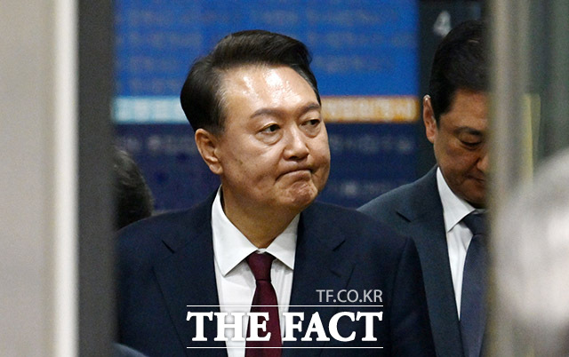 입 꾹 다문 윤석열 전 대통령.