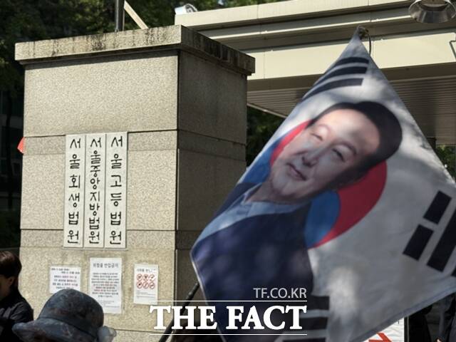 내란 우두머리 혐의로 기소된 윤석열 전 대통령의 세 번째 재판이 열린 12일 서울 서초구 서초동 일대는 30여명의 윤 전 대통령 지지자들 모여 목소리를 냈다. /정인지 기자