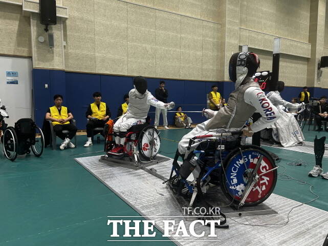 박천희 GKL휠체어펜싱팀 선수(오른쪽)가 2025 제4회 전국장애인펜싱선수권대회에서 경기를 하고 있다. /세종시