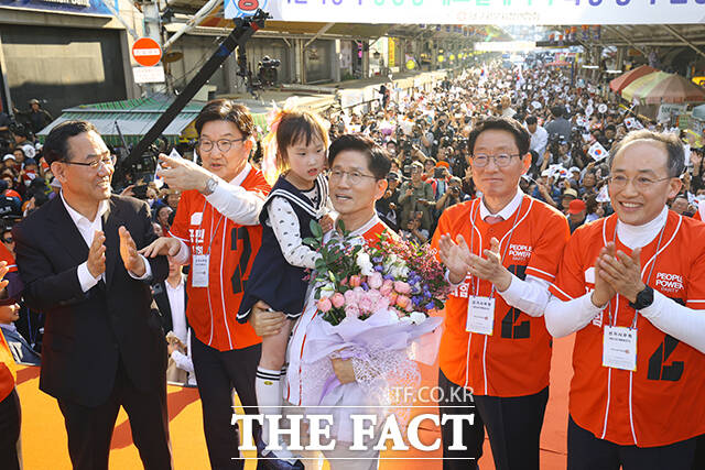 김문수 국민의힘 대통령 후보가 12일 이준석 개혁신당 대통령 후보와의 단일화 여부를 두고 저는 함께 하는 것이 필요하지 않겠느냐는 의견을 갖고 있다고 밝혔다. /박헌우 기자