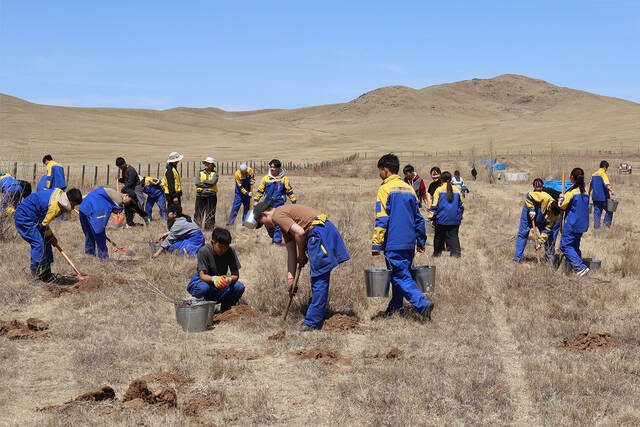 지난 10일 몽골 아르갈란트 지역에서 KT&G복지재단 관계자들과 상상의 숲 조성 참가자들이 식재 활동을 진행하고 있다. /KT&G