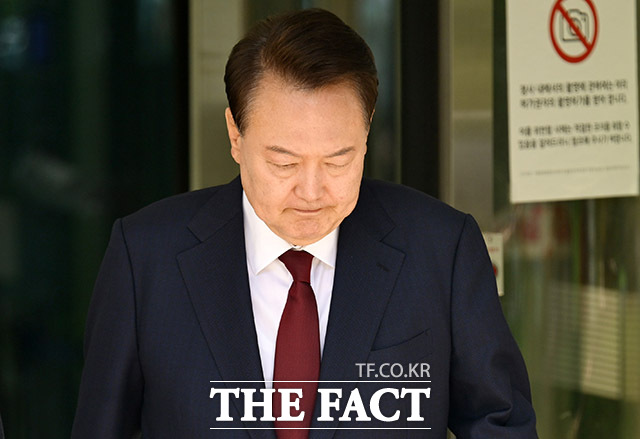 12·3 비상계엄 사태와 관련해 내란 우두머리 혐의 등으로 기소된 윤석열 전 대통령이 12일 서울 서초구 서울중앙지방법원에서 열린 3차 공판에서 오전 공판을 마치고 법원을 나서고 있다. /사진공동취재단