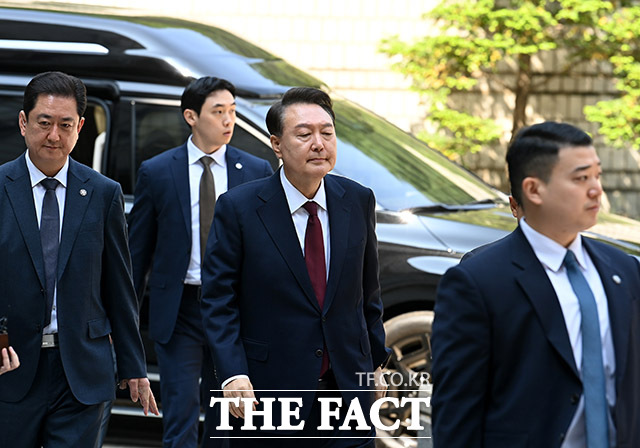 12.3 비상계엄 사태와 관련해 내란 우두머리 혐의 등으로 기소된 윤석열 전 대통령이 12일 오전 서울 서초동 서울중앙지법에서 열린 3차 공판에 출석하고 있다. /사진공동취재단