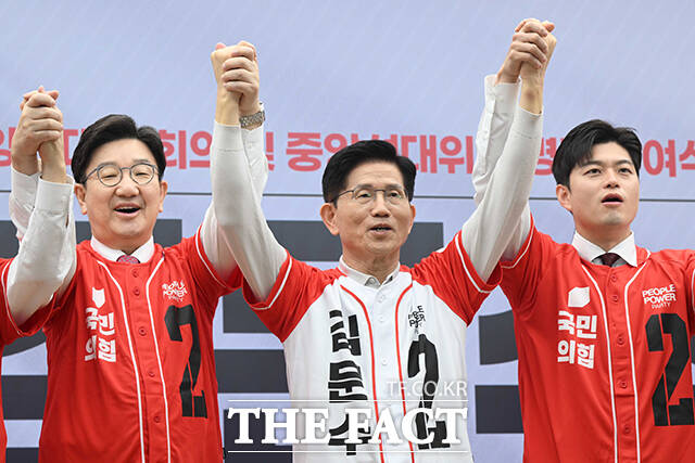김문수 국민의힘 대선 후보(가운데)가 12일 오전 서울 영등포구 여의도 국민의힘 중앙당사에서 열린 중앙선대위 임명장 수여식에서 권성동 공동선거대책위원장, 김용태 공동선거대책위원장과 기념촬영을 하고 있다. /박헌우 기자