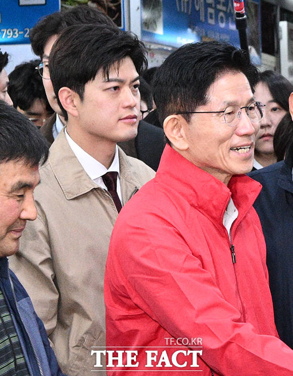 국민의힘 대선후보 교체 문제로 사퇴한 권영세 비상대책위원장 후임으로 내정된 김용태 의원(왼쪽)이 12일 오전 서울 송파구 가락시장에서 김문수 국민의힘 대선 후보를 보좌하고 있다. /박헌우 기자
