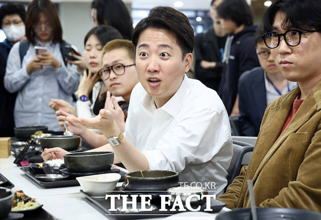 이준석 개혁신당 대선 후보가 이재명 더불어민주당 대선 후보의 사법 개혁 공약을 두고 사실상 과거 이력에 대한 피해의식에 의한 발표라고 힐난했다. /이새롬 기자