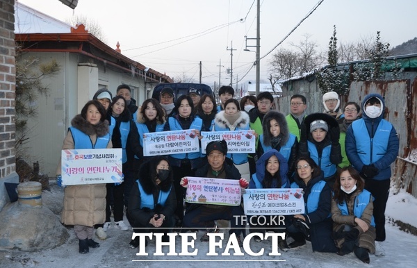 새내기 봉사자 오병택 군과 엄마인 조선희 씨가 대전봉사체험교실 봉사자들과 함께 새벽 연탄 나르기 봉사를 펼치고 있다. /선치영 기자