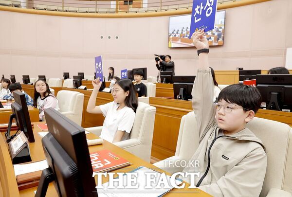 대전시의회가 12일 서부초등학교 학생들을 시작으로 28일까지 6개교 108명을 대상으로 2025년 상반기 청소년 의회교실을 운영한다. 사진은 서부초 학생들이 직접 표결에 참여하고 있는 모습 /대전시의회