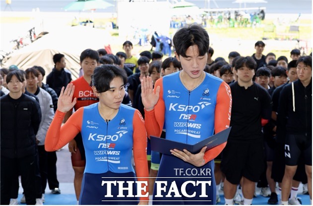 서울올림픽기념국민체육진흥공단배 제27회 전국 사이클대회에 출전한 공단 사이클팀 소속 박도영, 김국현(왼쪽부터) 선수가 개회식에서 선서하고 있다./국민체육진흥공단