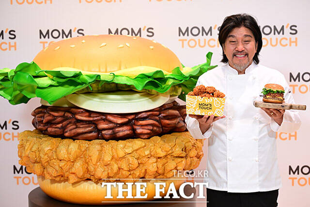 맘스터치와 협업 메뉴를 선보인 에드워드 리 쉐프가 지난 3월 21일 오전 서울 중구 신라호텔에서 본인의 레시피가 담긴 에드워드 리 셰프 컬렉션 메뉴를 공개하고 있다. /남윤호 기자