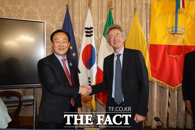 천영기(왼쪽) 통영시장이 가에타노 만프레디 나폴리시장과 우호교류 협정 체결 후 기념 촬영을 하고 있다./통영시