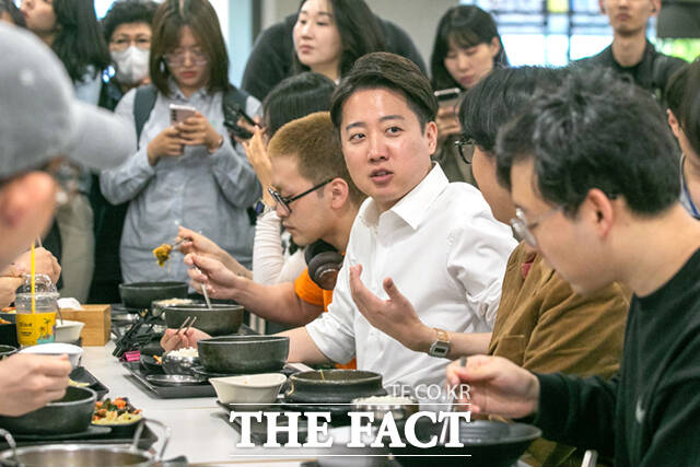 이준석 개혁신당 대선 후보가 제21대 대통령 선거 공식 선거운동 첫날인 12일 서울 연세대학교 학생회관에서 학생들과 점심을 먹고 있다. /이새롬 기자