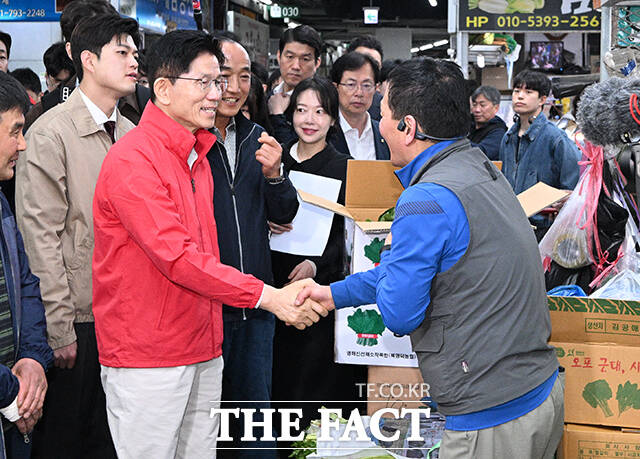 김문수 국민의힘 대선 후보가 12일 오전 서울 송파구 가락시장을 찾아 상인들과 대화를 나누고 있다. /송파=박헌우 기자