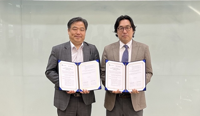 원준희 방산중소벤처기업협회 회장(왼쪽)과 최해진 스마트적층제조연구회 회장이 협약서에 서명한 후 사진포즈를 취하고 있다. /방산중소벤처기업협회