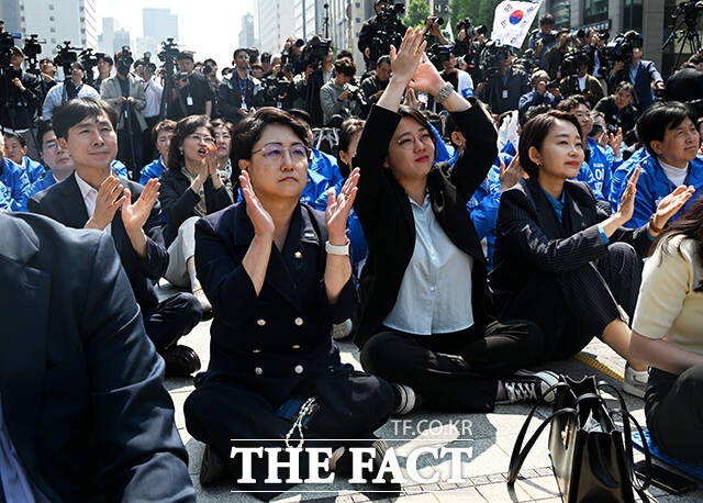이날 출정식에는 공동선대위원장으로 위촉된 김선민 조국혁신당 대표 권한대행, 김재연 진보당 상임대표, 용혜인 기본소득당 대표, 한창민 사회민주당 대표도 함께했다. 사진 왼쪽부터 한창민 사회민주당 대표, 김선민 조국혁신당 대표 권한대행, 용혜인 기본소득당 대표, 김재연 진보당 상임대표. /배정한 기자.