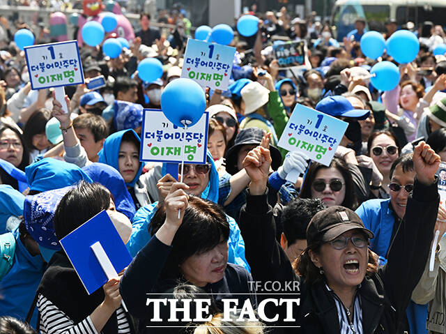 12일 오전 광화문 청계광장에서 이재명 후보가 연설을 이어가는 동안 지지자들은 이재명 대통령을 연호했다. /배정한 기자