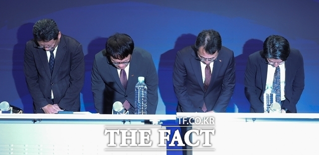유영상(왼쪽 세번째) SK텔레콤 대표 및 임원들이 지난 2일 서울 중구 SK텔레콤 T타워에서 유심 해킹 사이버 침해 관련 언론설명회를 마친 뒤 고개숙여 사과하고 있다. /뉴시스