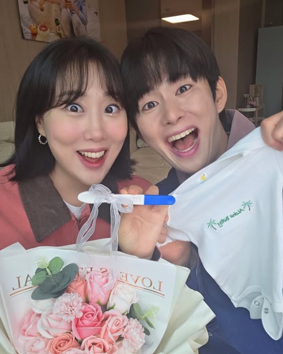 코미디언 임라라(왼쪽) 손민수 부부가 난임을 딛고 임신했다는 기쁜 소식을 전했다. /임라라 SNS