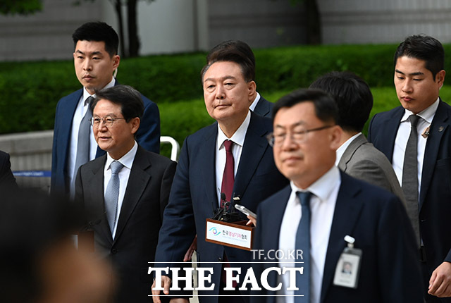 12.3 비상계엄 사태와 관련해 내란 우두머리 혐의 등으로 기소된 윤석열 전 대통령이 12일 오후 서울 서초동 서울중앙지법에서 열린 3차 공판을 마친 뒤 법원을 나서고 있다. /사진공동취재단