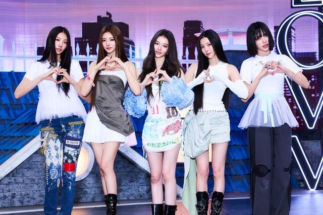 미야오가 12일 첫 미니 앨범 MY EYES OPEN VVIDE 발표 쇼케이스를 개최하고 이번엔 더 알록달록한 고양이처럼 훨씬 다채로운 매력 다양한 색깔 담으려고 했다고 밝혔다. /더블랙레이블