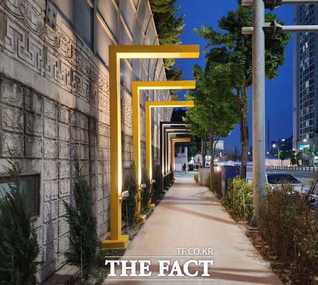 호계3동 경수대로 주변 보행로 조형물 설치 모습 /안양시