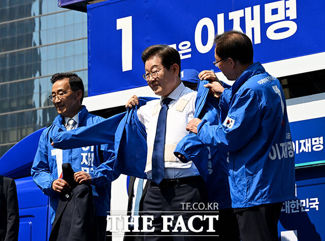 더불어민주당의 상징색인 파란색 점퍼 착용하는 이재명 후보.