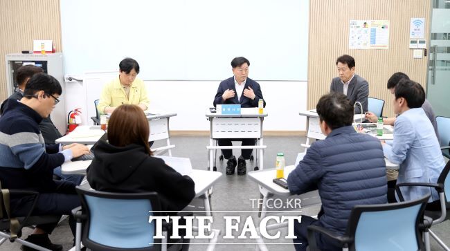 박승원 시장(가운데)이 지난 1일 사고 현장 인근 피해 주민들과 간담회를 갖고 있다./광명시