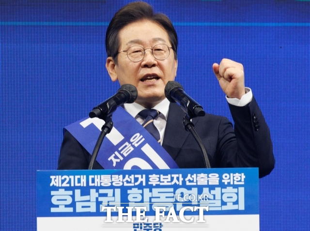 이재명 더불어민주당 대선 경선 후보가 26일 (오후) 광주 서구 김대중컨벤션센터에서 열린 제21대 대통령선거 후보자 선출을 위한 호남권 합동연설회에서 정견발표를 하고 있다. (현장풀)/장윤석 기자