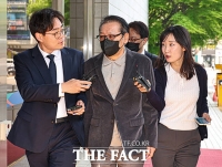  '정치자금법 위반' 2차 공판 출석하는 '건진법사' 전성배 [TF사진관]
