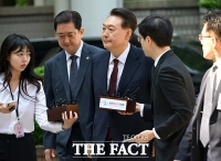  말없이 법정 들어서는 윤석열 전 대통령 [포토]