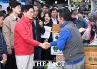  '대선 선거운동 시작' 첫 일정으로 가락시장 찾은 김문수 [TF사진관]